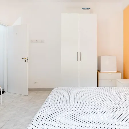 Lägenhet Spacious And Bright Private Balcony Fo Family Bari